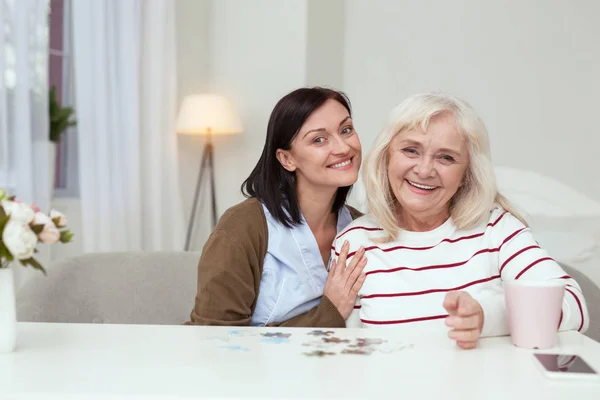Vonzó idősebb nő és a gondozó összeállítása puzzle — Stock Fotó