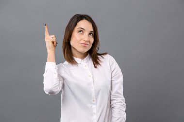 Parmağıyla işaret eden güzel akıllı kadın