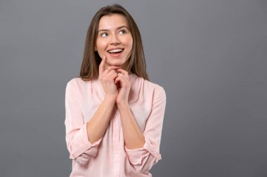 Güzel neşeli kadın düşünme