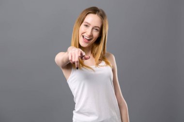 Seni seçmek neşeli güzel kadın