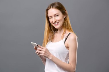 Mutluluk pozitif kadın göz kırpıyor