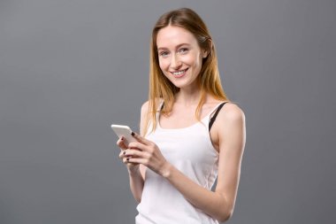 Sosyal medya kullanarak mutlu güzel kadın