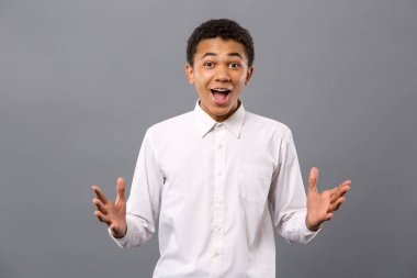 Neşeli genç adam sana bakmak