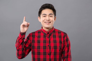 Akıllı genç adam parmağıyla işaret