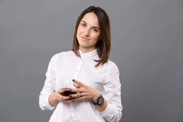 Agréable femme heureuse appréciant le vin — Photo