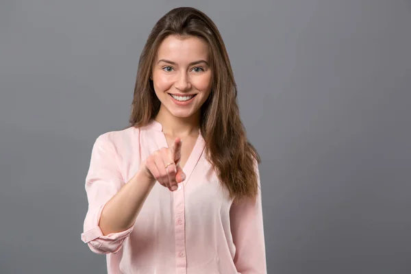 Jovem mulher agradável sorrindo para você — Fotografia de Stock