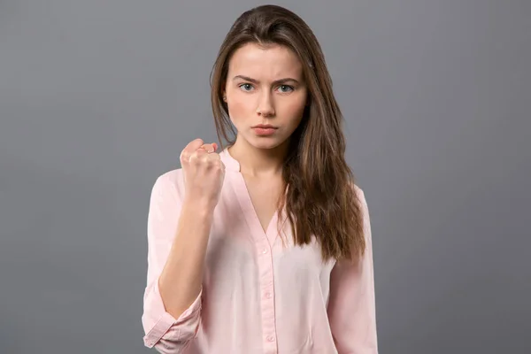 Nette ernsthafte Frau zeigt ihre Faust — Stockfoto