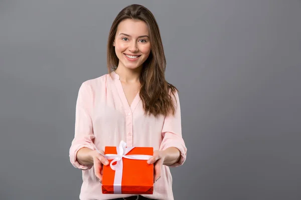 Glad lycklig kvinna ger dig gåvan — Stockfoto