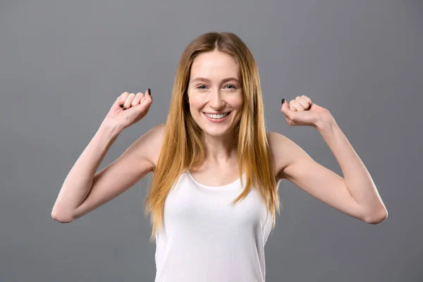 开朗积极的女人表达她的情绪 — 图库照片