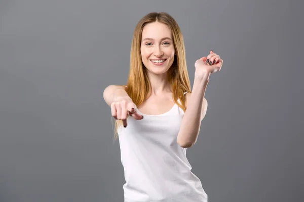 Mooie positieve woman wijzend met haar vinger — Stockfoto