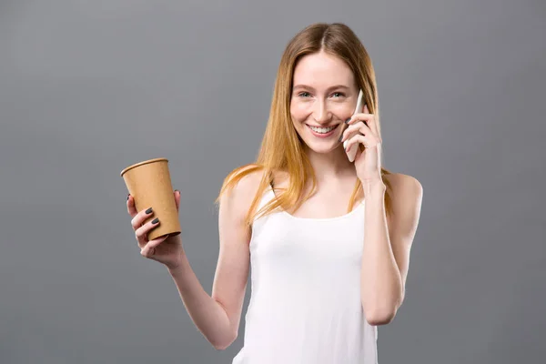Joyful vacker kvinna som pratar i telefon — Stockfoto