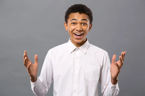 Jovem alegre sorrindo para você — Fotografia de Stock