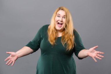 Gülümseyen pozitif obez kadın