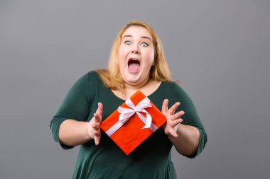 Neşeli heyecanlı kadın bir hediye alma