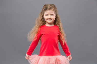 Sevimli güzel kız elbisesinin holding