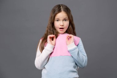 Güzel güzel kız karşı gri arka plan ayakta