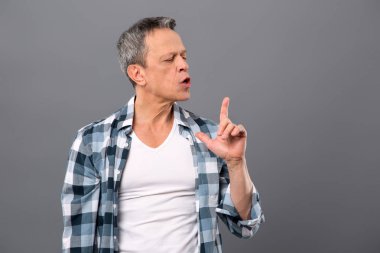 Parmağını seyir hoş acımasız adam