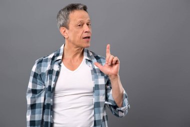 Yakışıklı acımasız adam sana bakmak