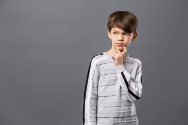 Düşünceli yakışıklı çenesine dokunuyor