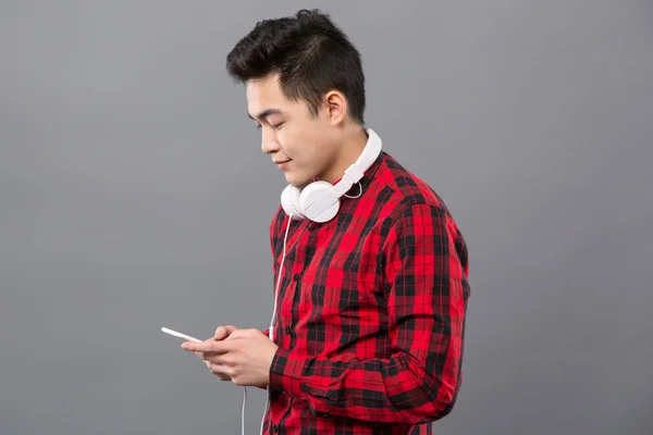 Chytrý mladý muž pomocí svého mobilního telefonu — Stock fotografie
