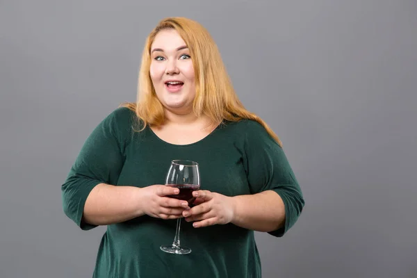 Gioiosa donna obesa che si gode il vino — Foto Stock