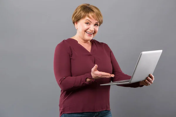 快乐快乐的女人显示她的笔记本电脑 — 图库照片