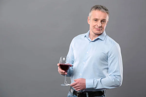 Gioioso uomo bello bere vino — Foto Stock