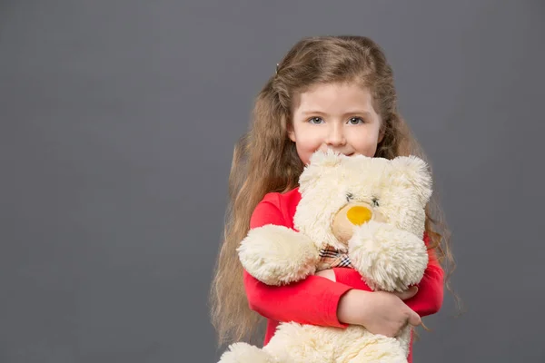 Onun en sevdiği oyuncak holding neşeli sevimli kız — Stok fotoğraf