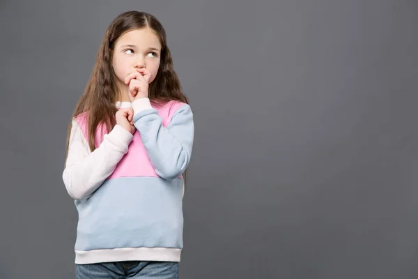 Söt omtänksam tjej håller hennes haka — Stockfoto