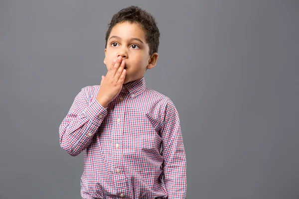 Aangename kleine jongen die betrekking hebben op zijn mond — Stockfoto