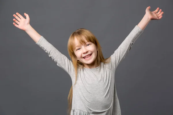 Feliz chica alegre sosteniendo sus manos arriba —  Fotos de Stock