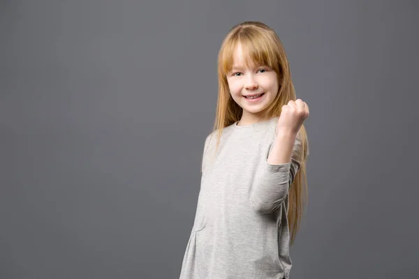 Радостная позитивная девочка, держащая кулак — стоковое фото