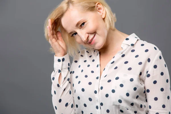 Retrato de una mujer alegre agradable — Foto de Stock