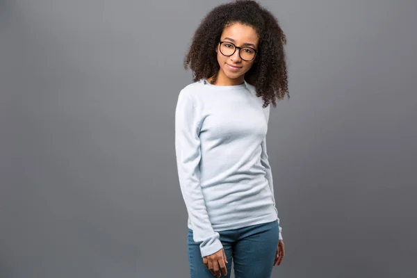 Bella giovane donna che ti guarda — Foto Stock