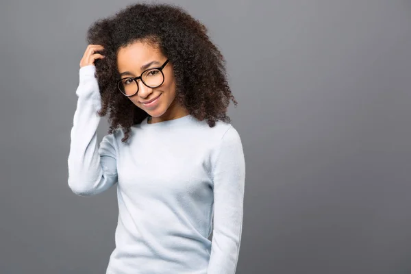 Positivo donna carina con gli occhiali — Foto Stock