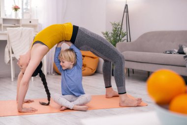 Küçük çocuk annesi yardım ilham