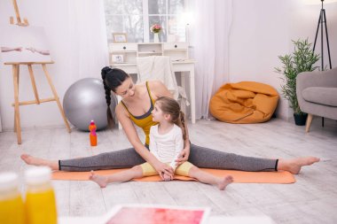 Küçük kızının eğitim ilham anne