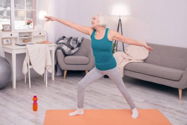 Sabah egzersiz neşeli yaşlı kadın