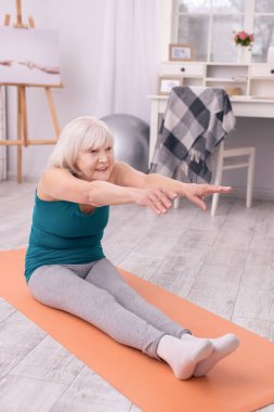 Yaşlı bayan önce egzersiz ısınma sırasında germe