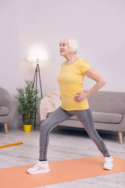 Hoş yaşlı kadının yapması evde lunges
