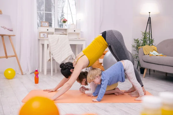 Mãe carinhosa treinando seus filhos — Fotografia de Stock