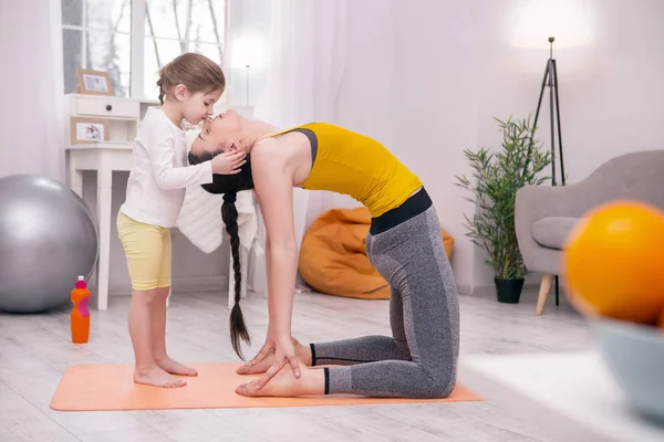 Mamá concentrada haciendo ejercicios con su hijo —  Fotos de Stock