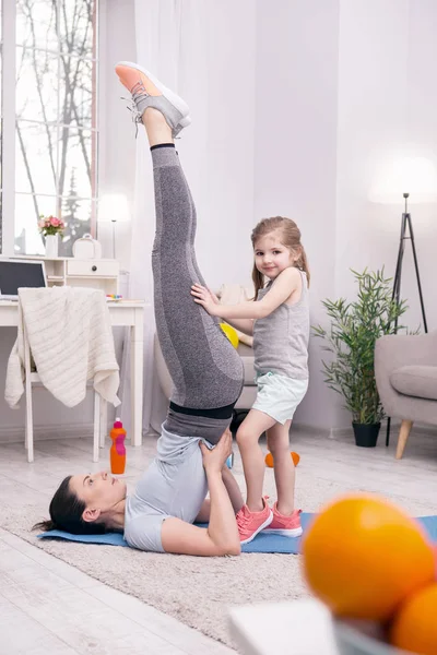 Bambino affascinante aiutare sua madre — Foto Stock