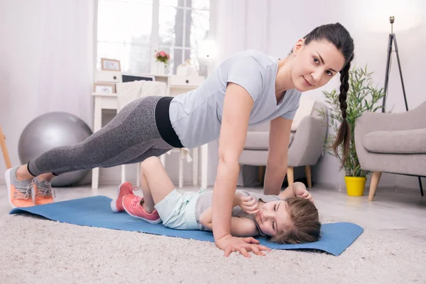 Exuberante joven madre haciendo flexiones —  Fotos de Stock