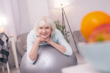 Büyüleyici kadın kıdemli Yoga topu yalan poz