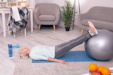 Atletik üst düzey kadın bacaklarını germe