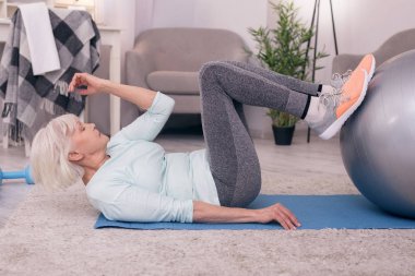 Onun abs çalışan atletik üst düzey kadın