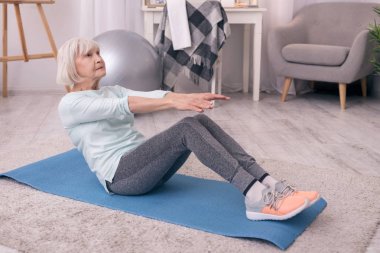 Uygun yaşlı kadının evde mekik yapması