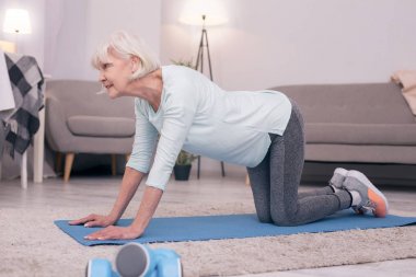 İnek poz duran güzel yaşlı kadın