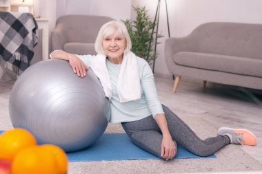 Sevimli yaşlı kadın egzersiz topu poz